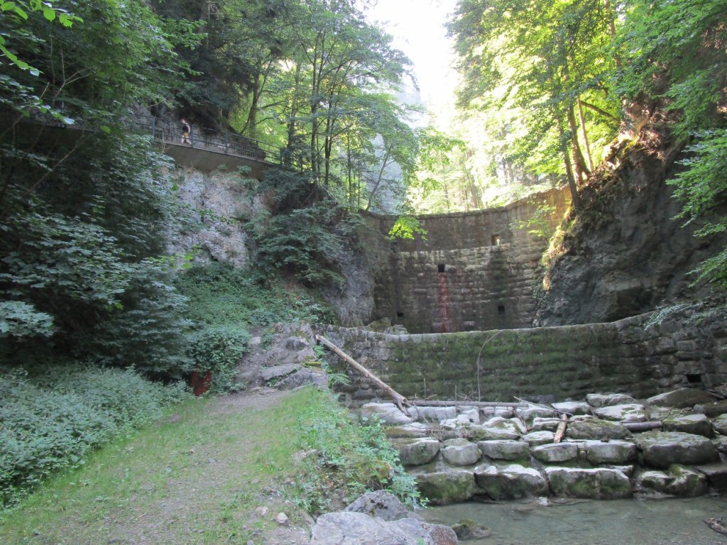 Dieses Stauwehr hat die Schlucht leider großteils verlandet. Sicherheit hat Vorrang.