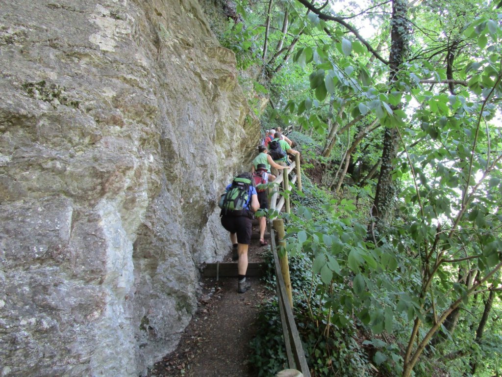 Schöner und sicherer Steig über die Felskante